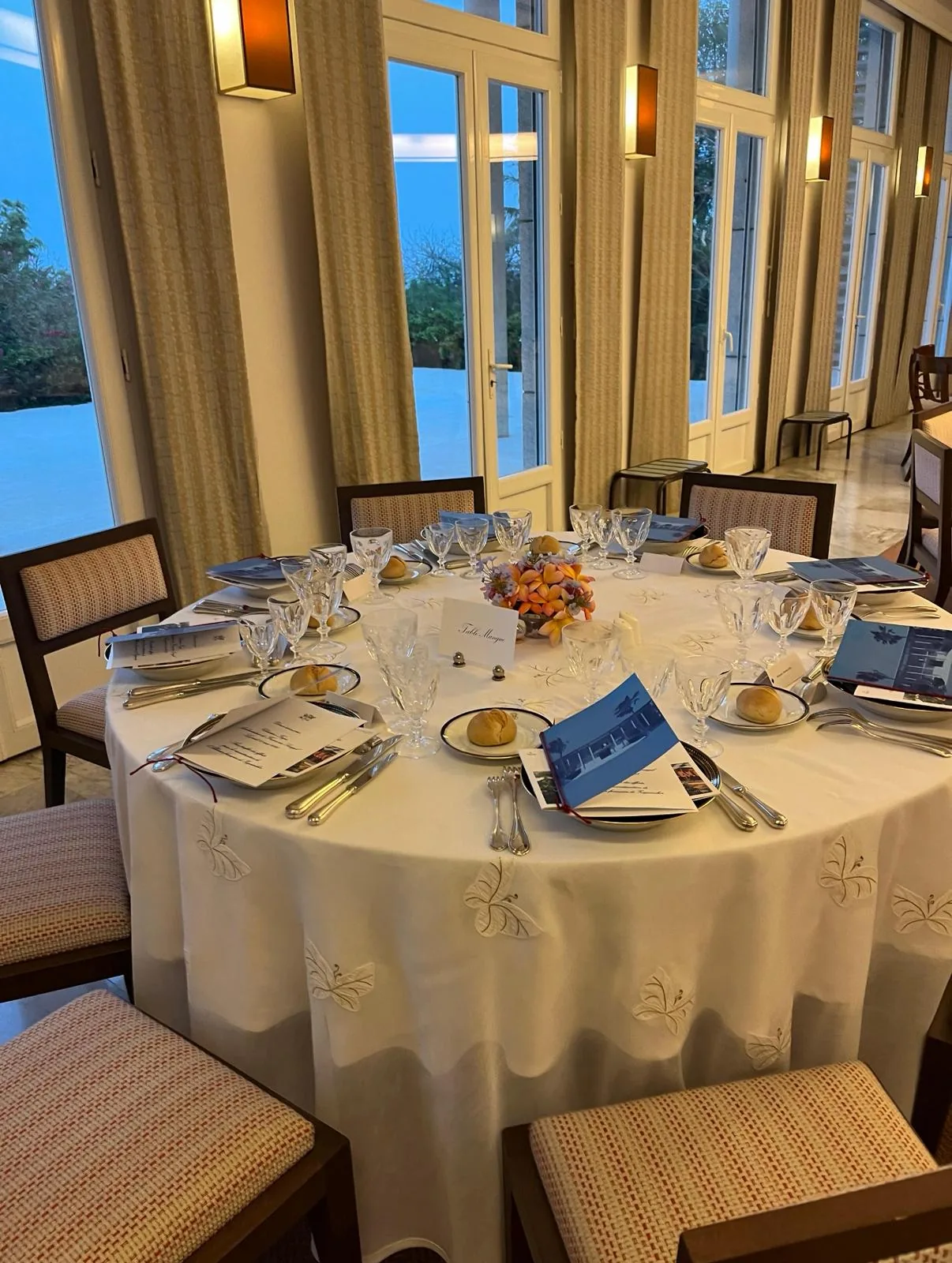 Diner chez l'Ambassadrice de France au Sénégal, à la mémoire et à l’avenir de l’Alliance française de Ziguinchor. Etaient invités, les chefs Raoul Coly et Dieme Youssoupha