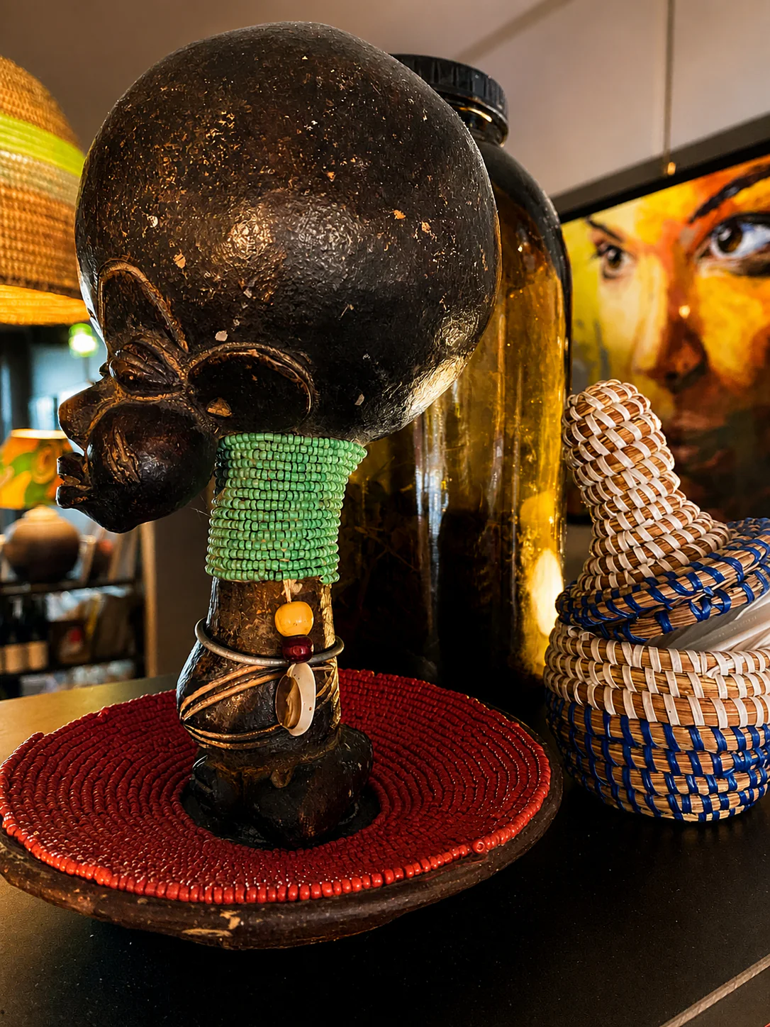 Sculpture perlée et vannerie dans le décor du restaurant