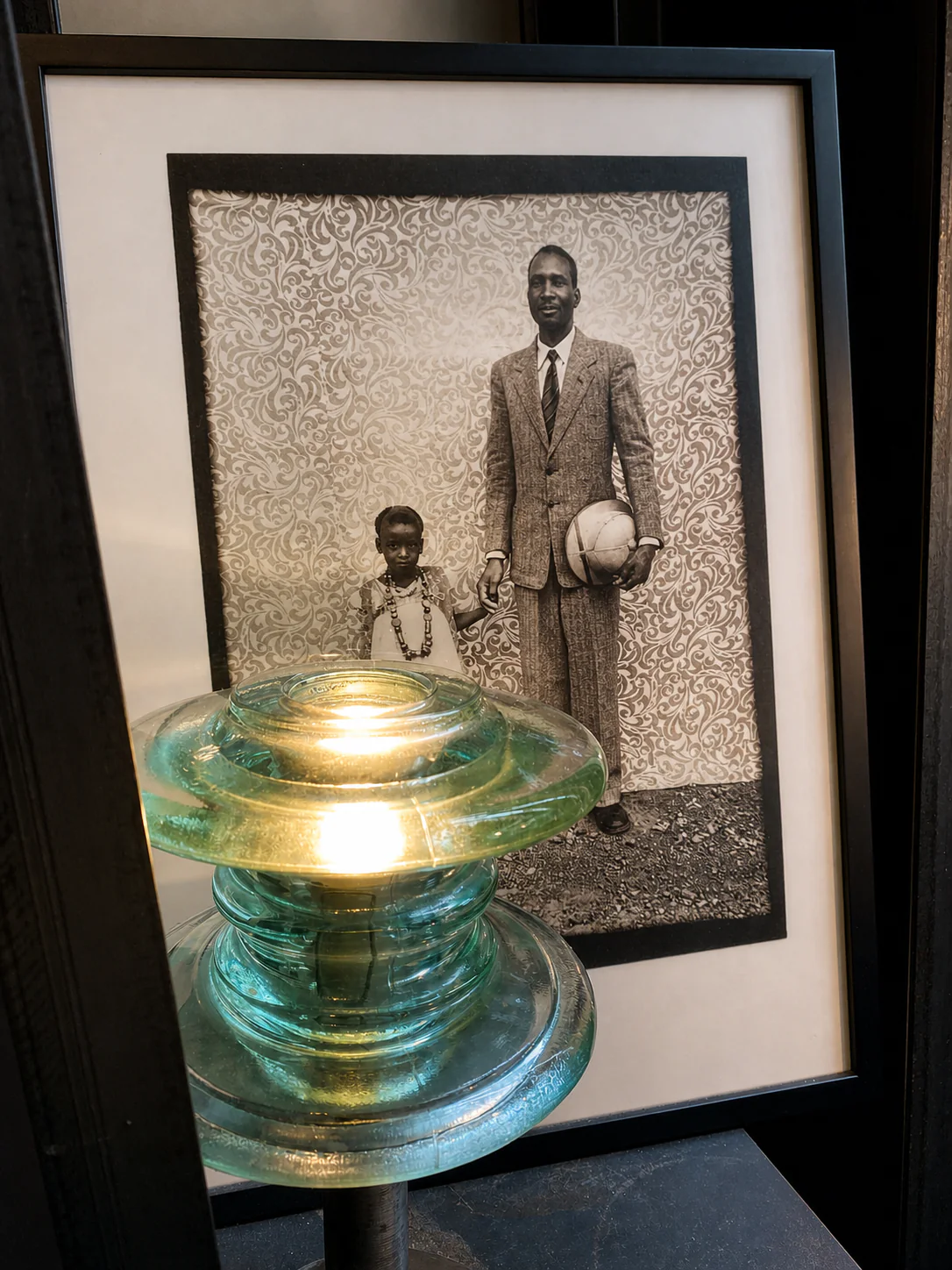 Photographie historique encadrée et objet en verre éclairé