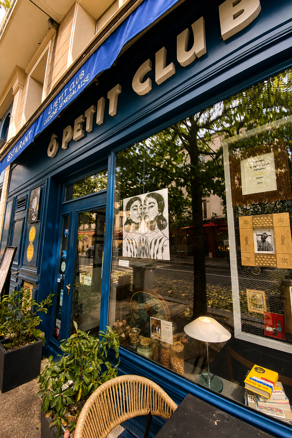 Façade bleue et vitrine d'Ô Petit Club Africain