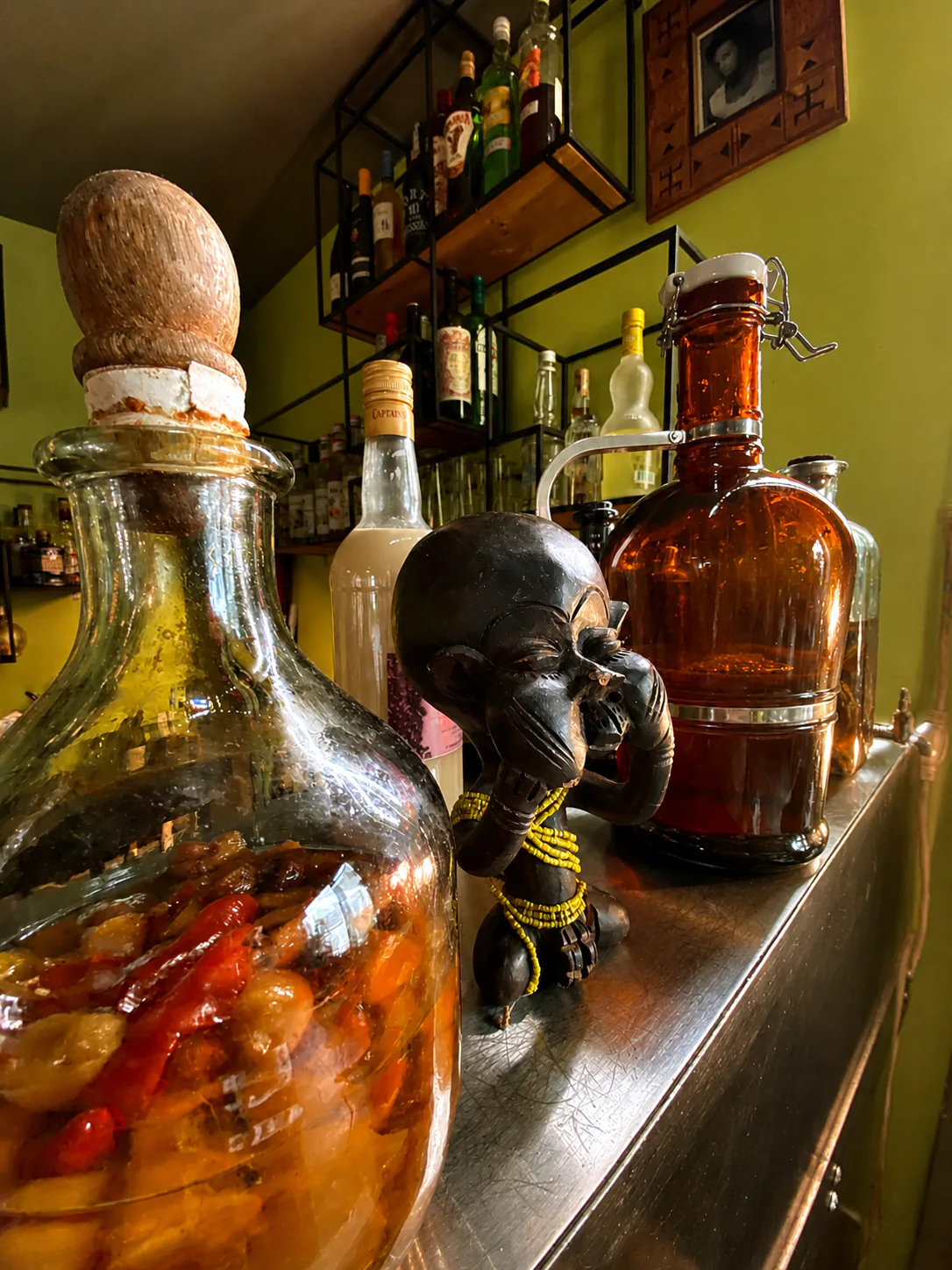 Bonbonnes, macérations et sculpture au bar