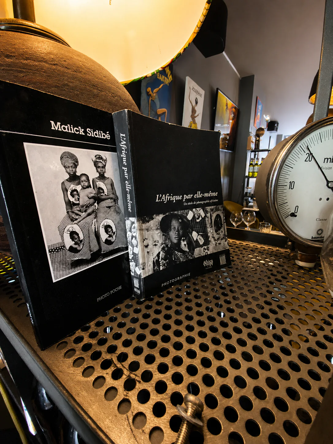 Livres de photographie africaine présentés au restaurant