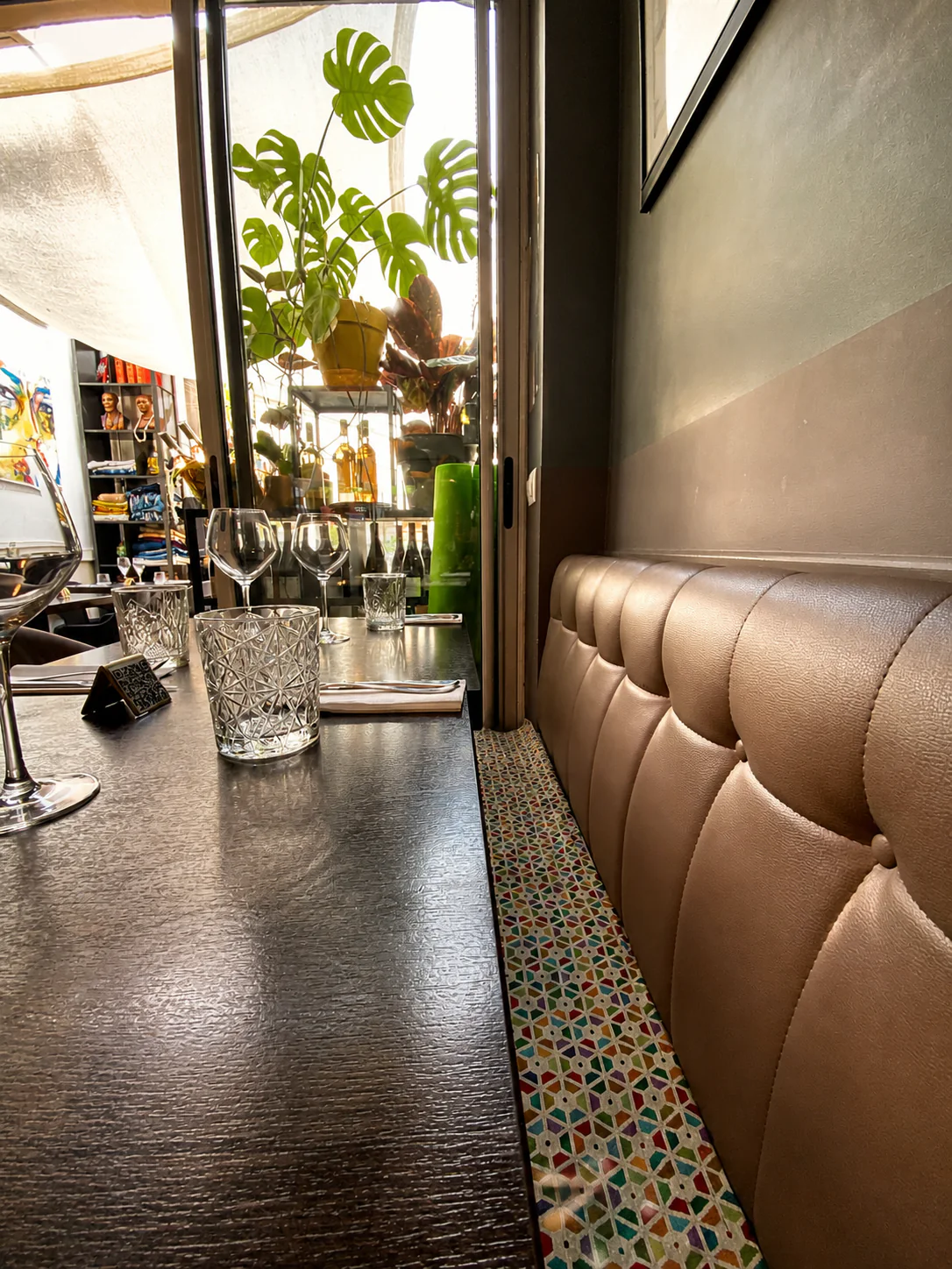 Table dressée, banquette et verrière végétalisée