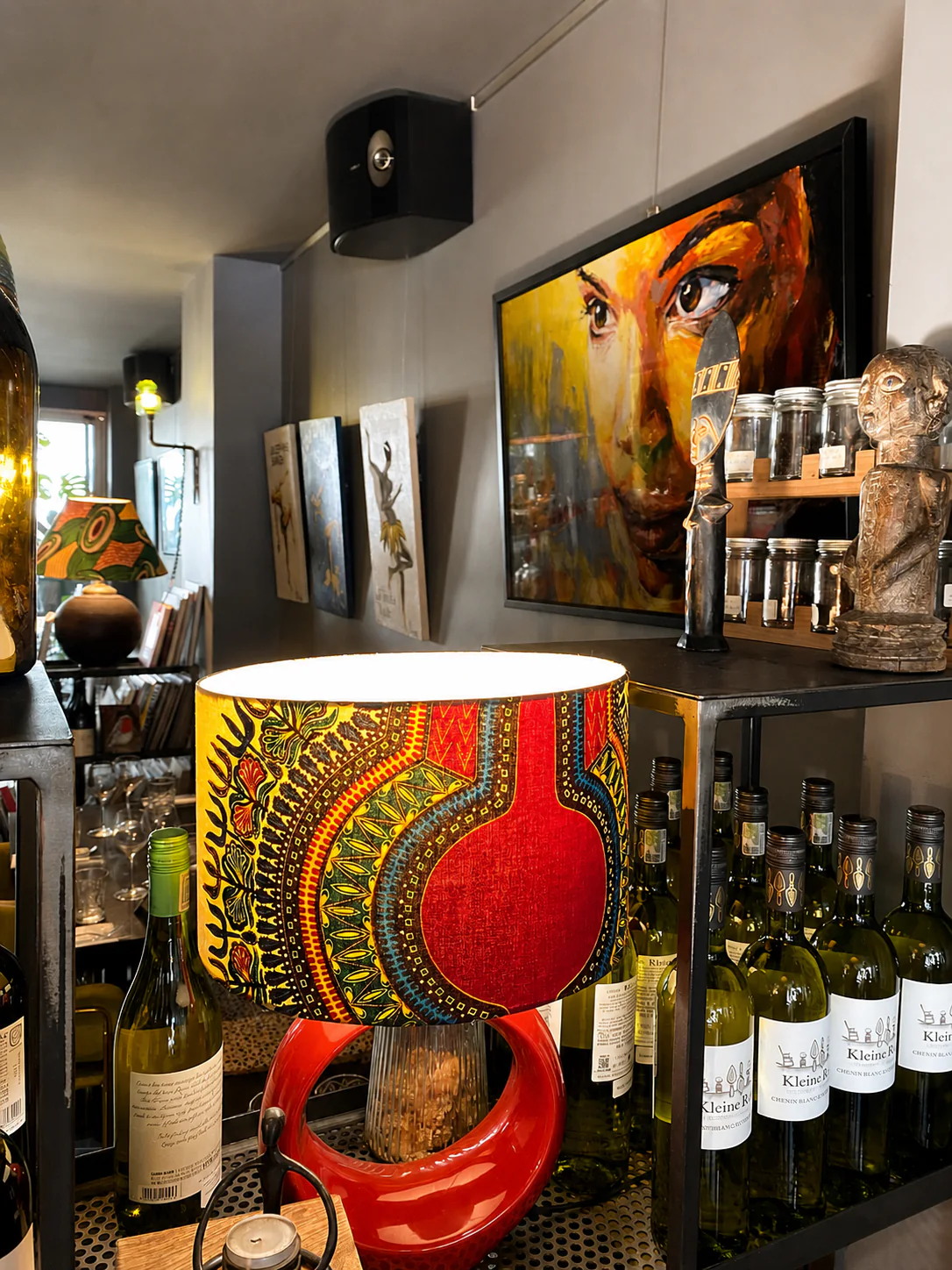Lampe en wax, vins et œuvres de la collection