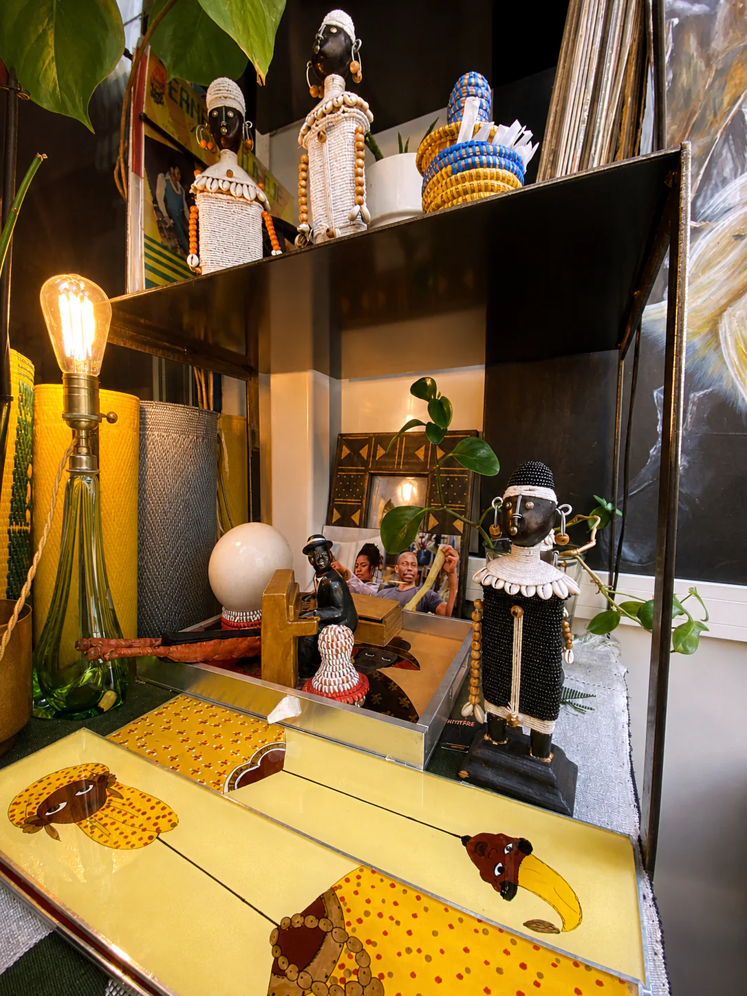 Objets artisanaux, poupées perlées et lumière chaude