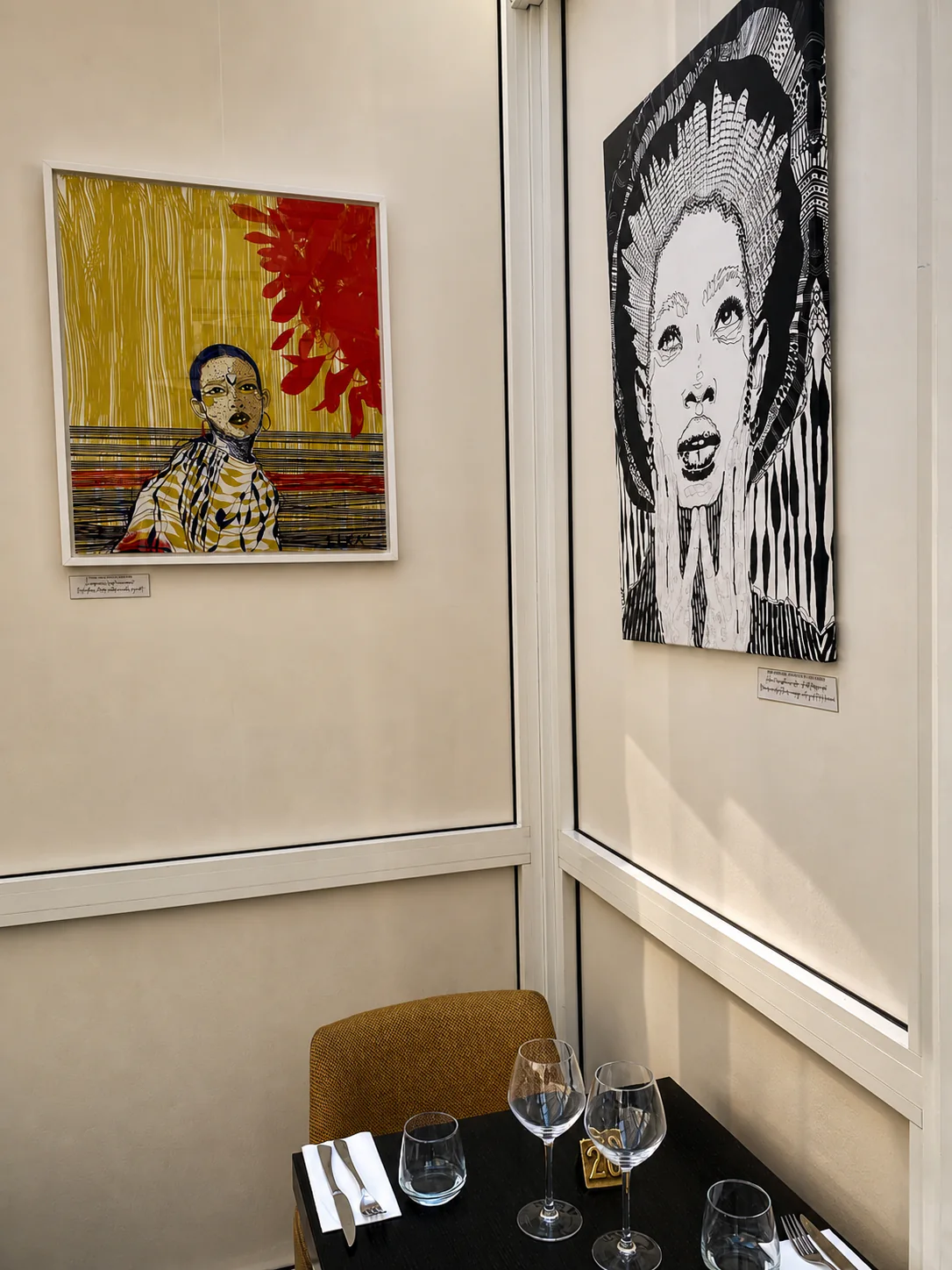 Œuvres graphiques et table dressée dans le salon