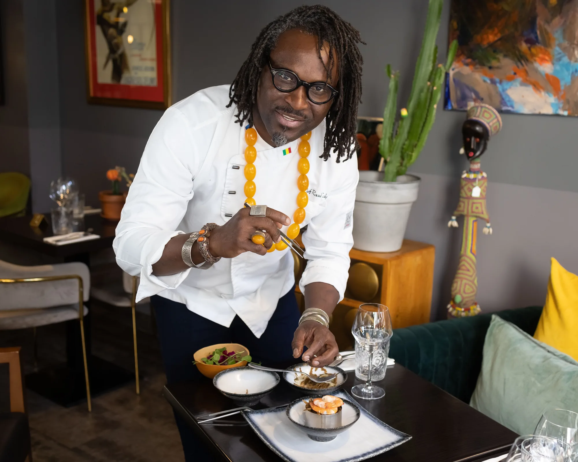 Le Chef Raoul Coly dresse une assiette debout