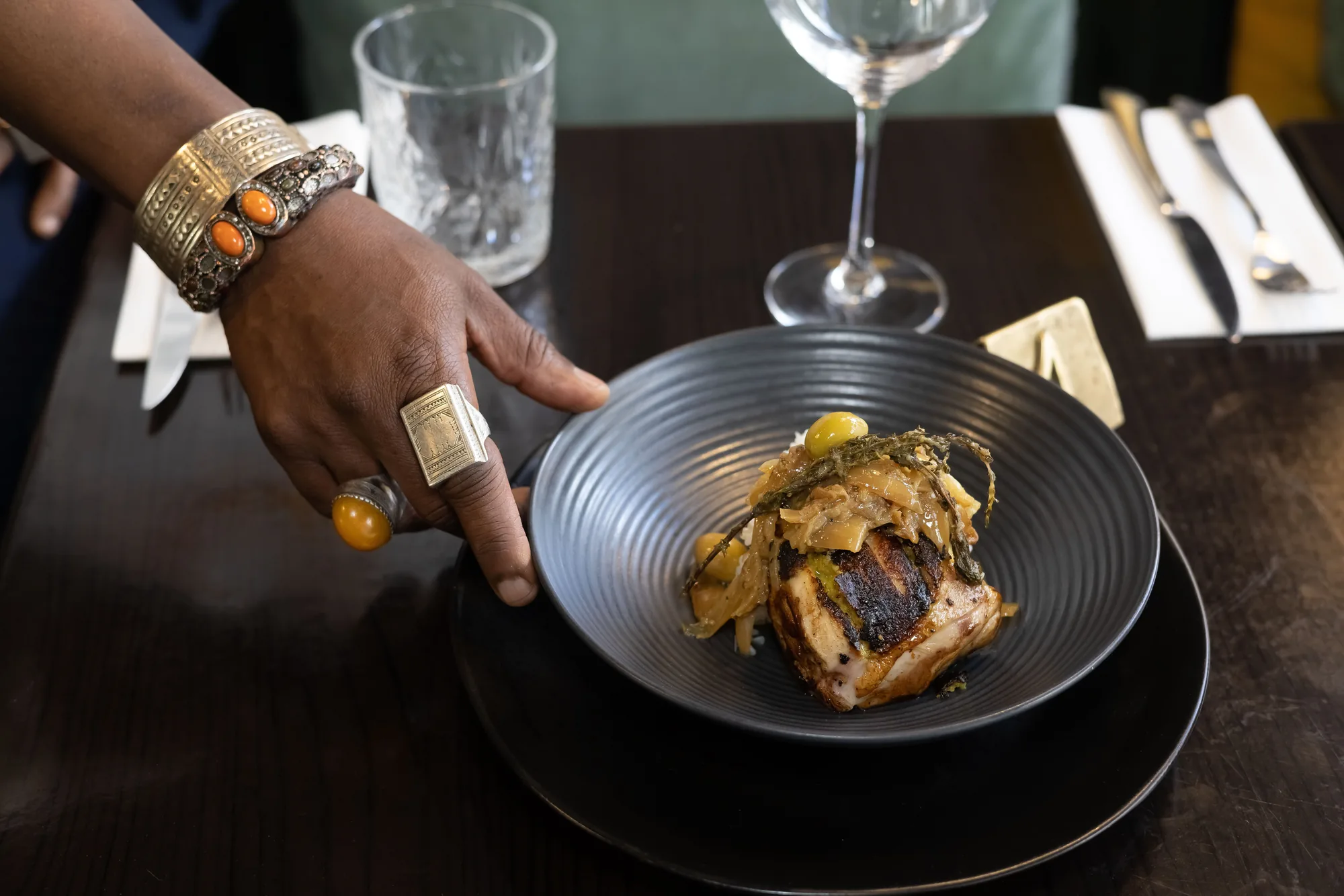 Le Chef finalise une assiette noire