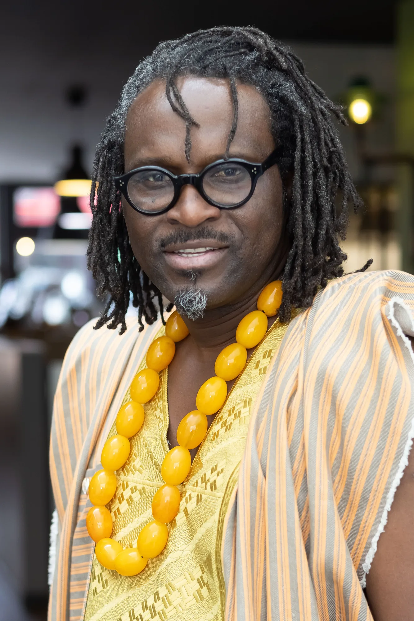 Portrait du Chef Raoul Coly en boubou jaune