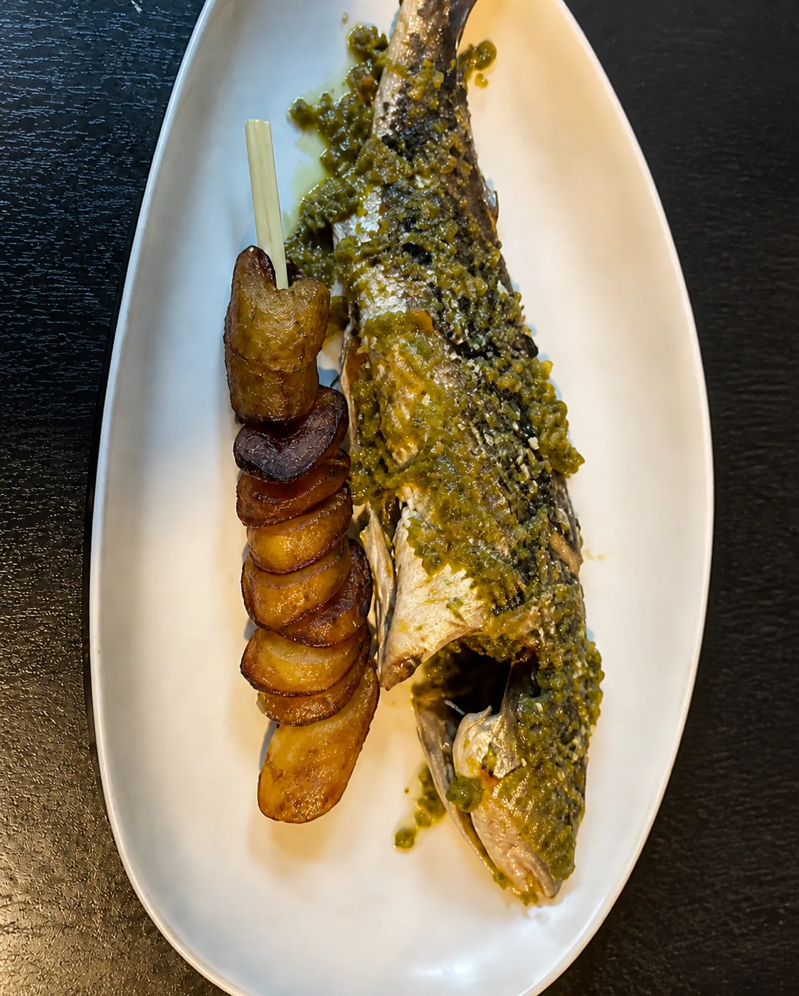 Poisson dressé dans une assiette complète