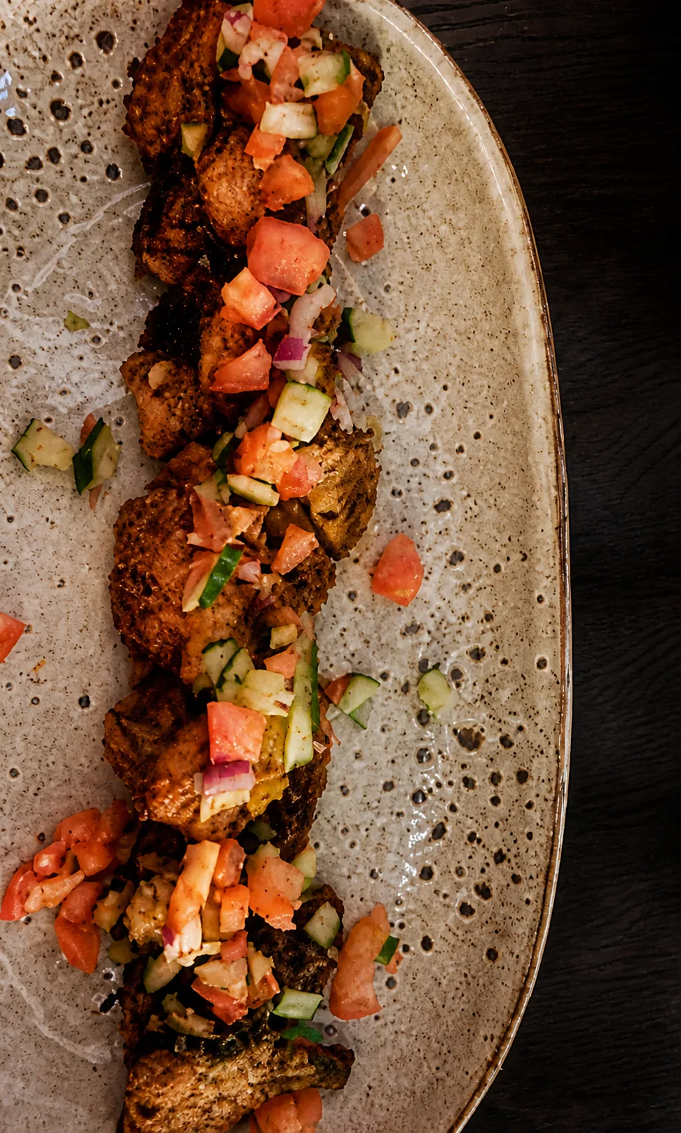 Brochettes et accompagnement servis au restaurant
