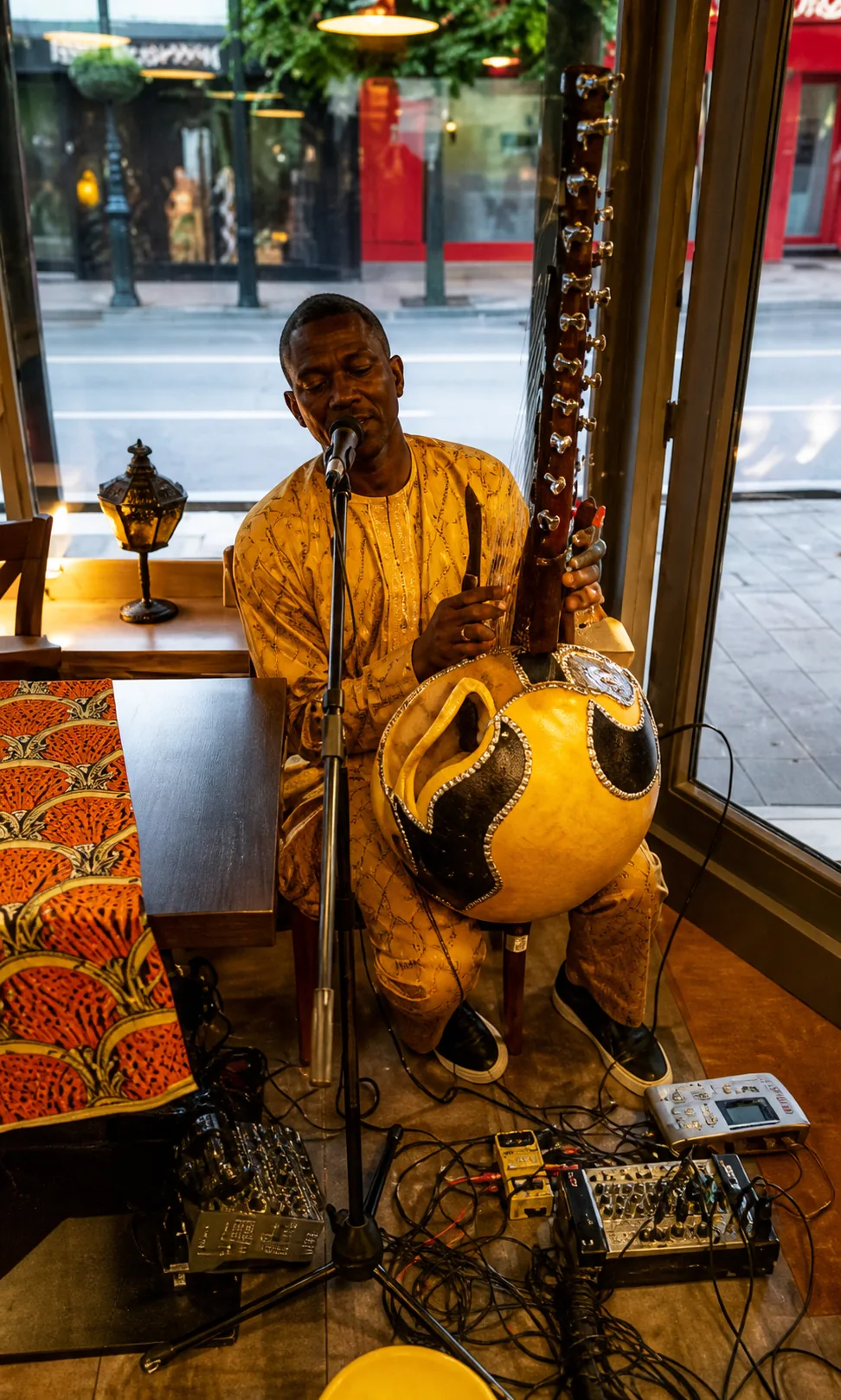 Musicien jouant de la kora lors d'une soirée du restaurant