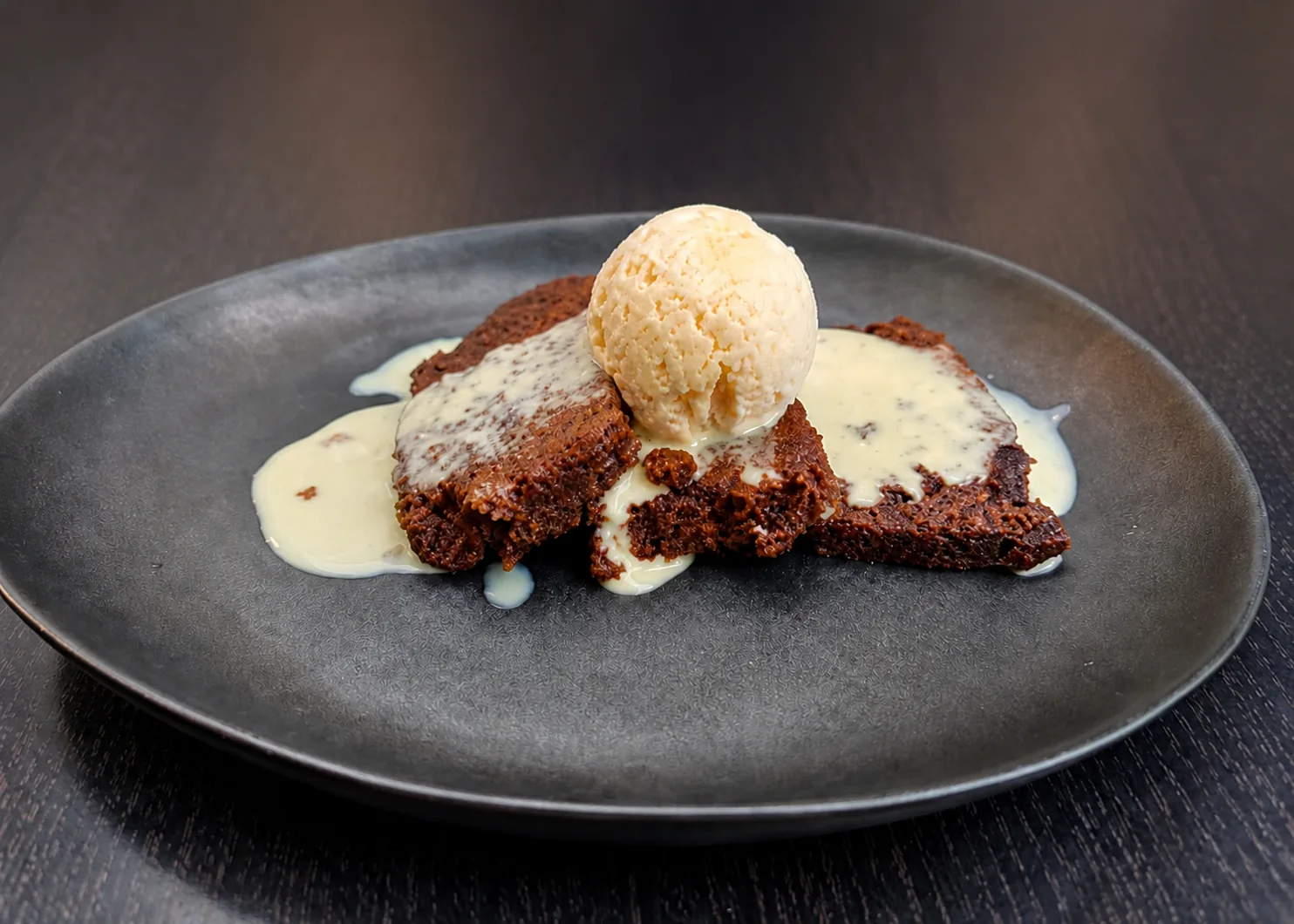 Dessert glacé présenté dans son assiette