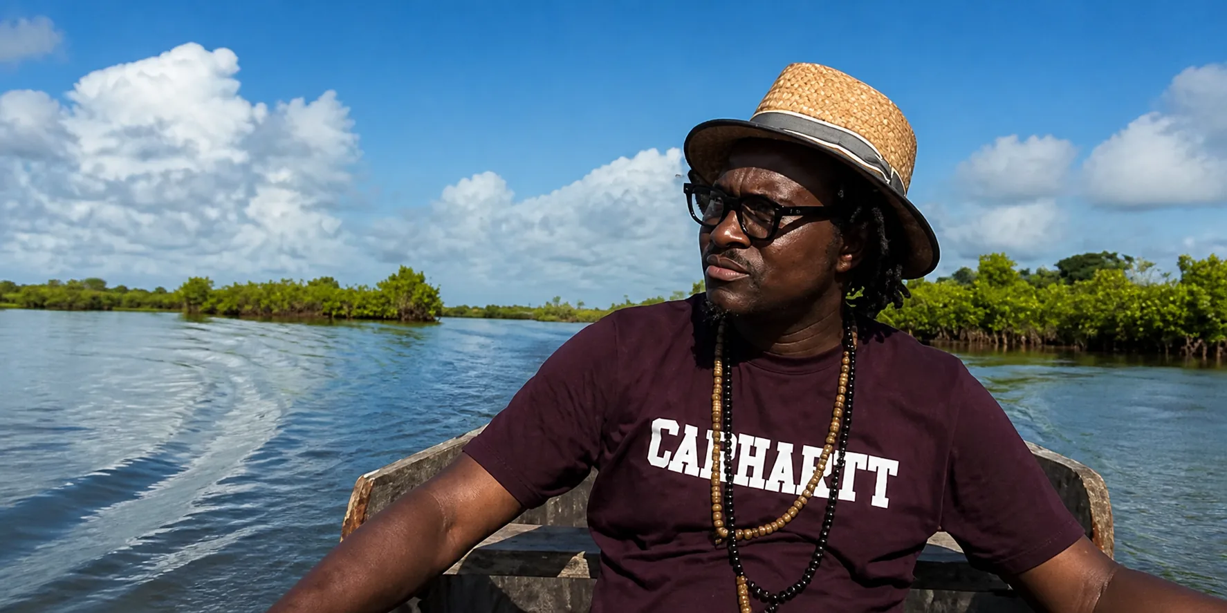 Raoul Coly en bateau pendant un voyage en Afrique de l'Ouest