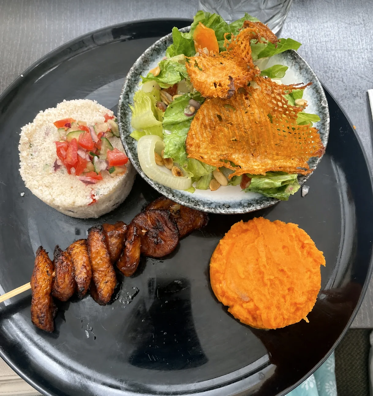 Assiette végétarienne : riz, salade, plantains et purée de patate douce