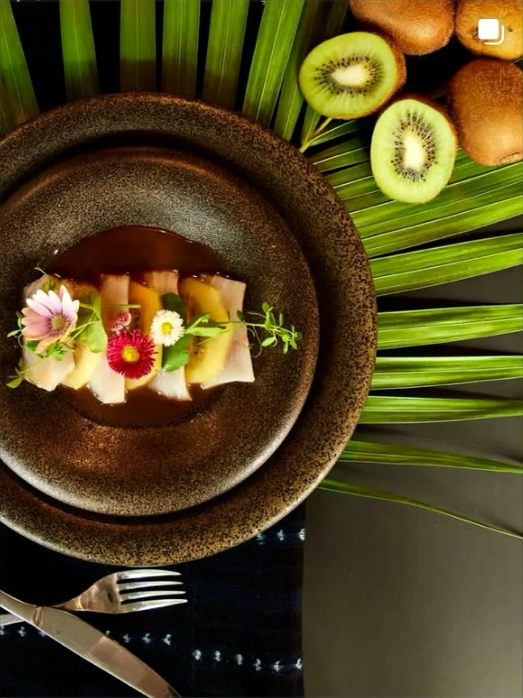 Carpaccio de thon dressé en cubes, fleurs et fruits