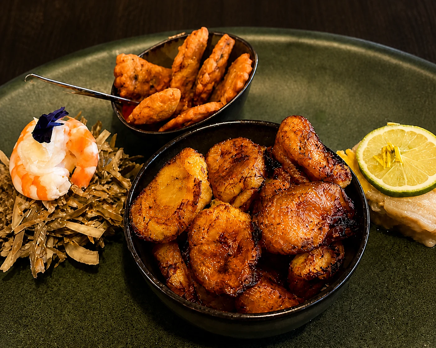 Entrée et ses garnitures : beignets et bananes plantains
