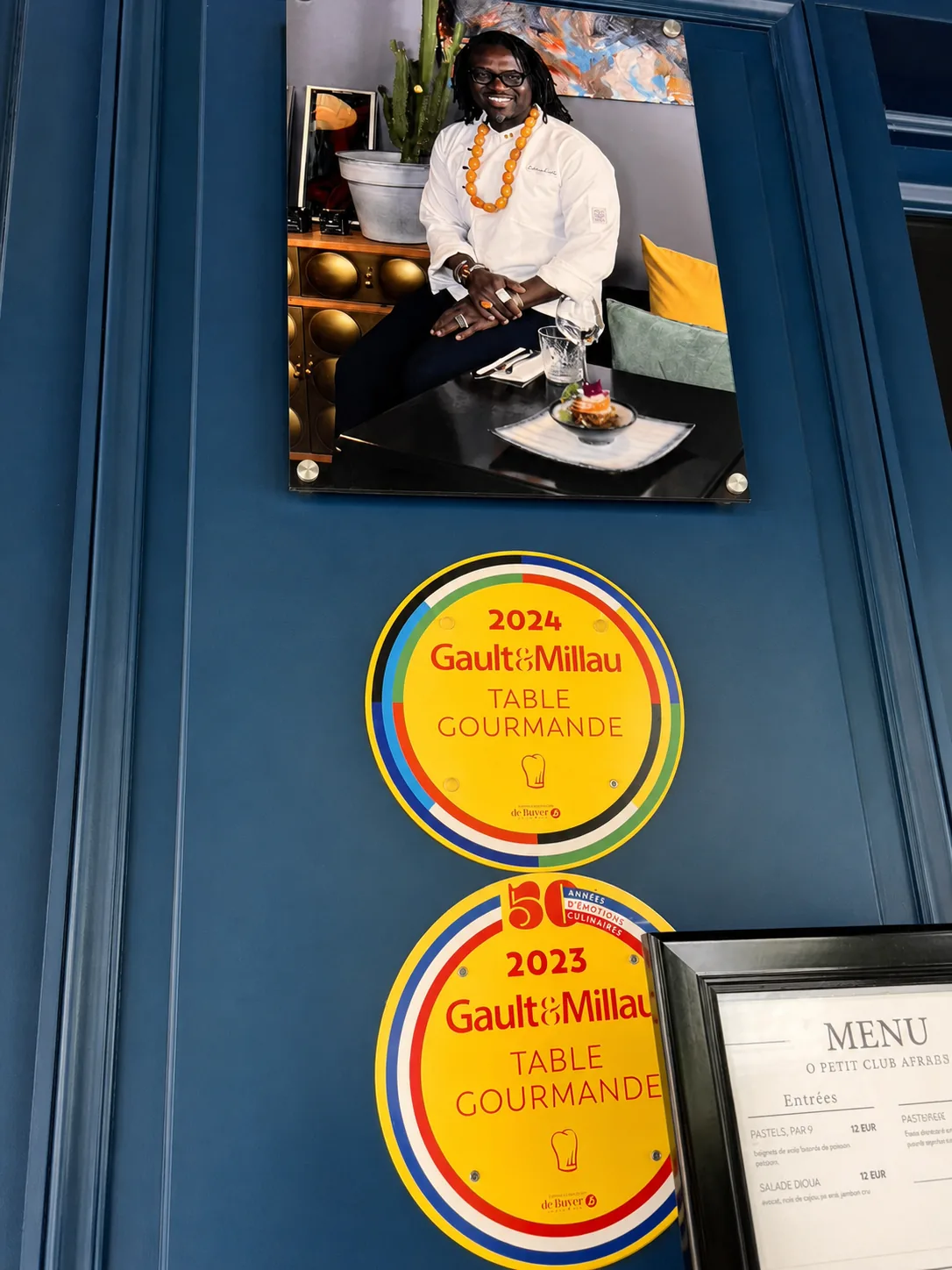 Plaques Gault et Millau Table Gourmande 2023 et 2024 au restaurant