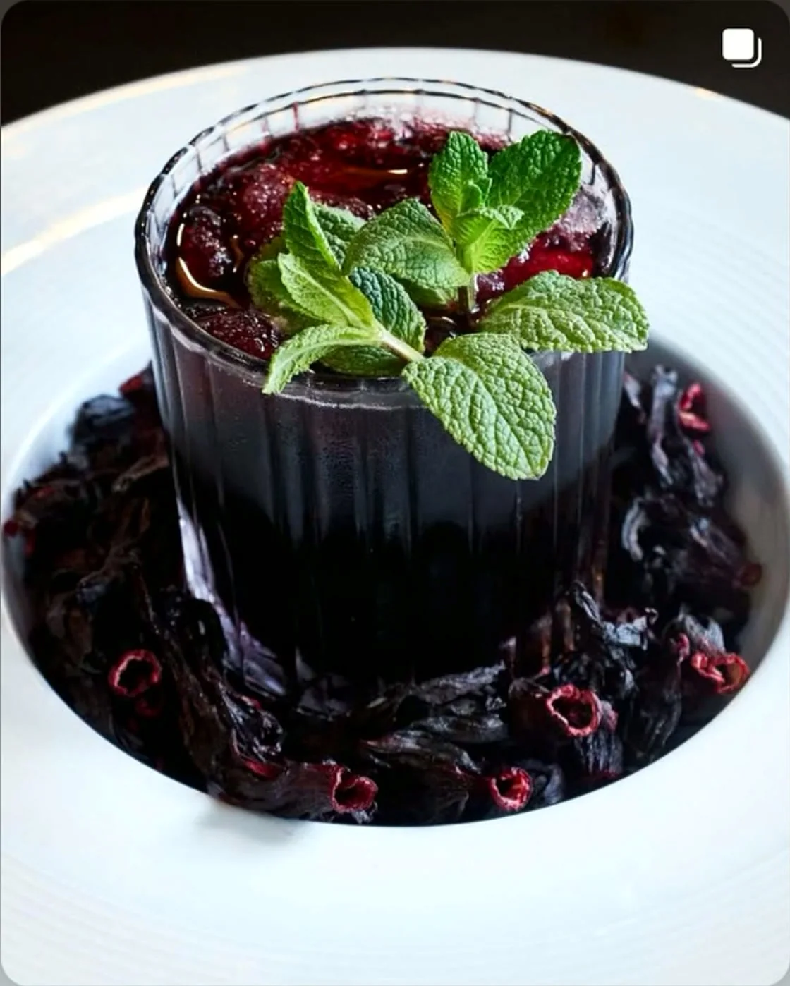 Bissap maison, fleurs d'hibiscus et menthe fraîche