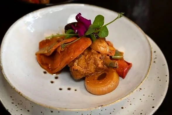Poulet DG dressé à l'assiette, sauce et légumes