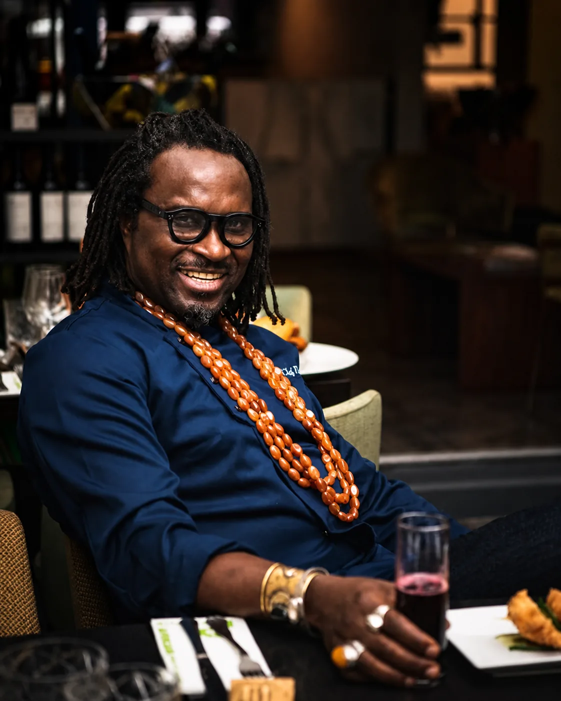 Portrait du Chef Raoul Coly assis dans son restaurant